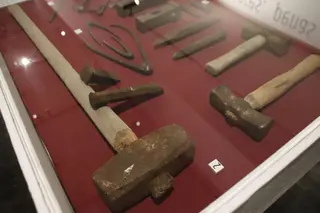 David Mingo, y la hija de Severiano Grande, Nieves Grande, presentan la exposición “NADA” de Severiano Grande