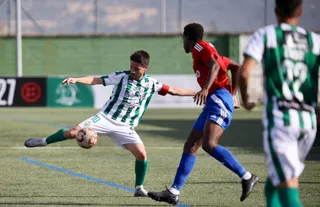Cristóbal, en una acción ante el Bergantiños | FOTO CD GUIJUELO
