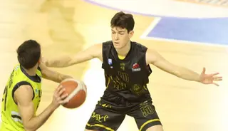 Harrison defiende ante CB Ávila / FOTO SALAMANCA24HORAS.COM