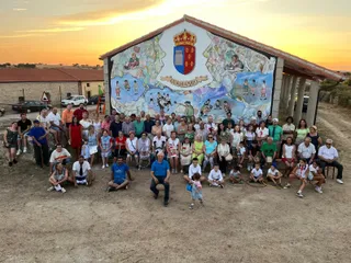 Inauguración del mural por vecinos de Guadramiro.