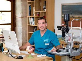 Ernesto Alonso Juárez, oftalmólogo, director médico de Insadof Clínica Oftalmológica