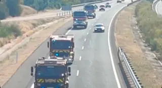 La Guardia Civil escolta un convoy de bomberos portugueses para reforzar la lucha contra los incendios en Ávila