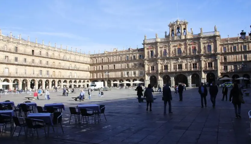 Gente paseando por la Plaza Mayor, imagen de archivo