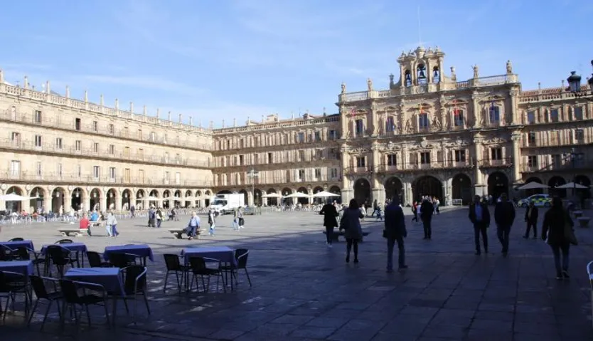 Gente paseando por la Plaza Mayor, imagen de archivo