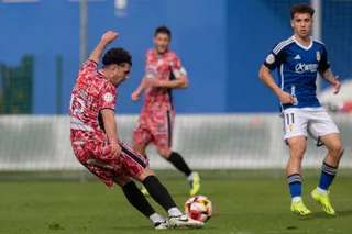 Cedenilla golpea el balón ante el filial del Oviedo | FOTO CD GUIJUELO