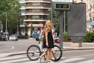 Dos chicas cruzan un paso de cebra en una jornada de calor en Salamanca.