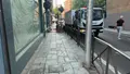 Dos varones duermen en un sofá abandonado en la calle Álvaro Gil