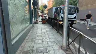 Dos varones duermen en un sofá abandonado en la calle Álvaro Gil