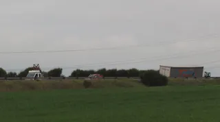 Un camión se queda encallado en la mediana que separa la A-62 a su paso por Villares de la Reina