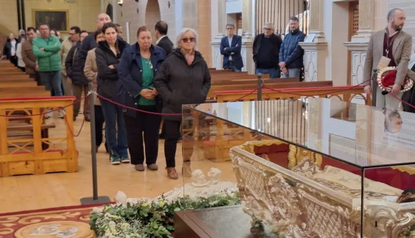 Peregrinos frente al cuerpo de Santa Teresa en Alba de Tormes