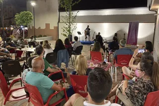 Javi Wallas ha presentado su EP «Trauma» en una noche acústica celebra en el parque de la Huerta en Peñaranda