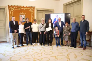La concejala de Deportes, Almudena Parres, recibe al entrenador de baloncesto José Ignacio Hernández
