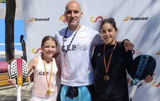 Diana González y Lucía Carretero, junto a Miguel Ángel Moreno