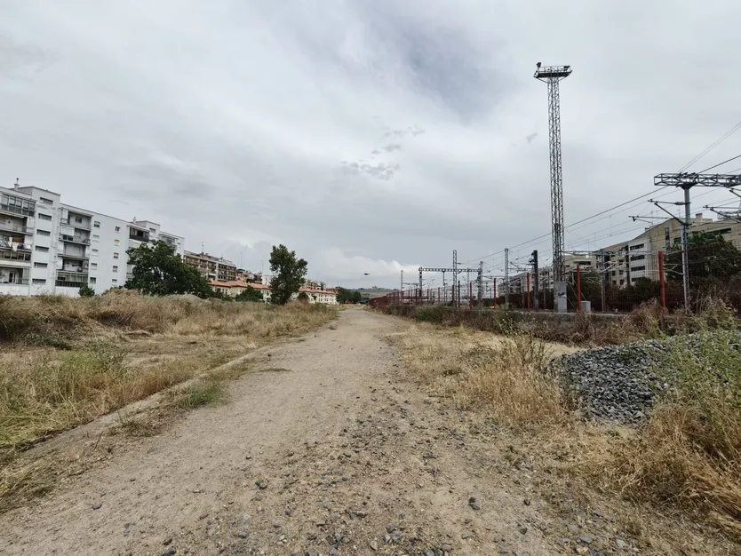 Parte junto a las vías del tren del tren del paseo de la Estación donde se ejecutarán las obras