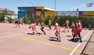 Niños jugando en una pista deportiva de Santa Marta de Tormes. Foto Ayto. Santa Marta