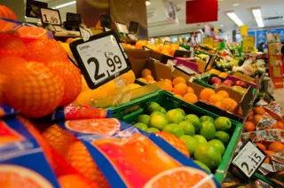Sección de frutería de un supermercado. Foto de archivo
