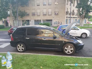 Fuego coche avenida de los Reyes de España (2)