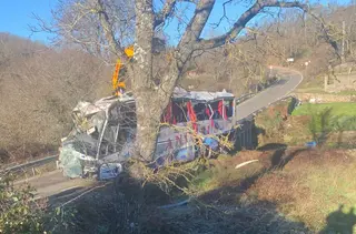 Una grúa retira el autobús siniestrado de Linares
