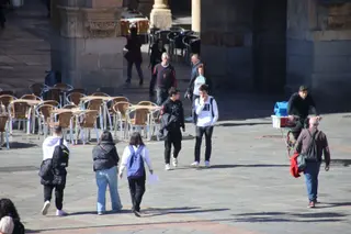 Gente paseando por las calles de Salamanca | Foto de archivo