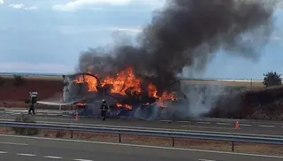 Calcinado un camión en la autovía A-62 en Barbadillo