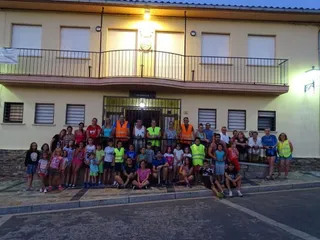 Los niños disfrutan de la marcha nocturna