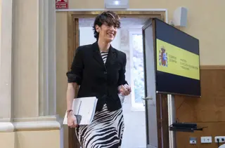 La ministra de Inclusión, Seguridad Social y Migraciones, Elma Saiz (d), en la sede ministerial, a 9 de mayo de 2025, en Madrid (España). - Alberto Ortega - Europa Press