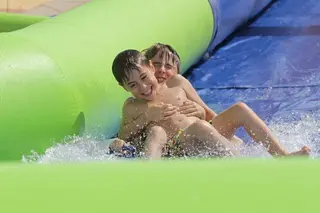 Fiesta del agua en Doñinos