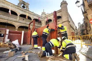 Operarios del Ayuntamiento de Ciudad Rodrigo comienzan a montar la Plaza de Toros para el Carnaval del Toro | Vicente - ICAL