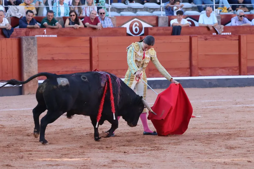 Raquel Martín ante su primer novillo de Montalvo