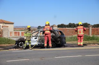 Bomberos de la Diputación de Salamanca y de la Junta extinguen el incendio de un vehículo en la carretera de Alba de Tormes. Foto Andrea M (9)