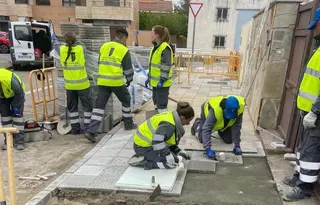 Los alumnos de Albañilería y Renovación de la JCYL concluyen las obras de pavimentación en Villamayor