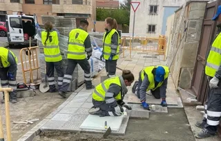 Los alumnos de Albañilería y Renovación de la JCYL concluyen las obras de pavimentación en Villamayor