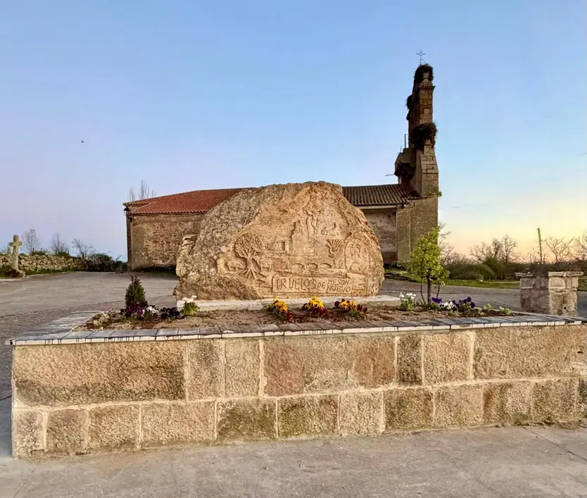 Iruelos rinde homenaje a su identidad con la inauguración de un monumento creado por sus propios vecinos