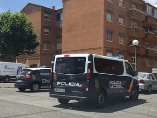 La Policía Nacional detiene a un joven en Buenos Aires por amenazar con una katana a varias personas