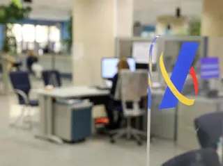 Una empleada trabaja en una oficina de la Agencia Tributaria. EP