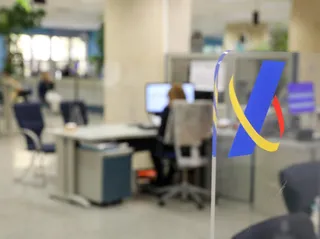 Una empleada trabaja en una oficina de la Agencia Tributaria. EP