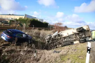 Accidente en la N-630 en el que ha volcado un camión en Arapiles | Andrea M.