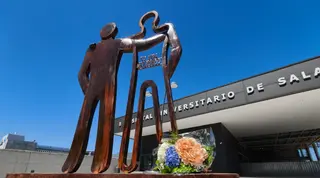 Estatua a las puertas del hospital de Salamanca de ALCER en honor a los donantes y donados de órganos