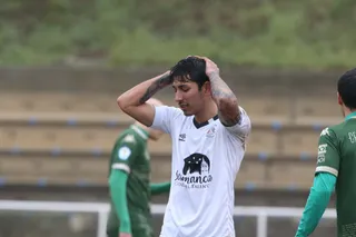 Clay Silvas se lleva las manos ante el Atlético Astorga.