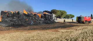 Bomberos extinguen un fuego en un camión de paja en el casco urbano de Castellanos de Villiquera (2)