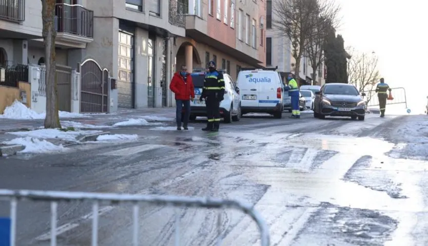 Reventón de tuberías en la calle Teso de la Feria