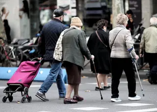 Gente paseando por las calles de Salamanca