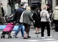 Gente paseando por las calles de Salamanca