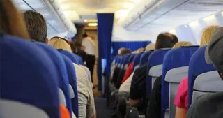 Pasajeros en el interior de un avion
