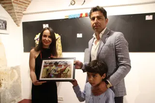 La concejala de Tradiciones, Carmen Seguín, participa en la donación de un traje de luces del torero Javier Valverde. Foto Andrea M.