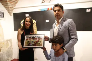 La concejala de Tradiciones, Carmen Seguín, participa en la donación de un traje de luces del torero Javier Valverde. Foto Andrea M.