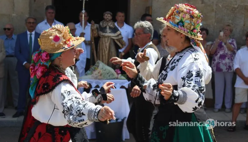 Procesión y bailes folkloricos en Doñinos | FOTO CARLOS HERNÁNDEZ