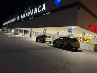 Policía Local frente al hospital de Salamanca