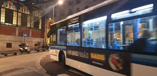 Autobús en la Plaza del Mercado. Foto de archivo S24H