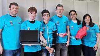 Alumnos de Santa Marta con el minisatélite del proyecto CanSat
